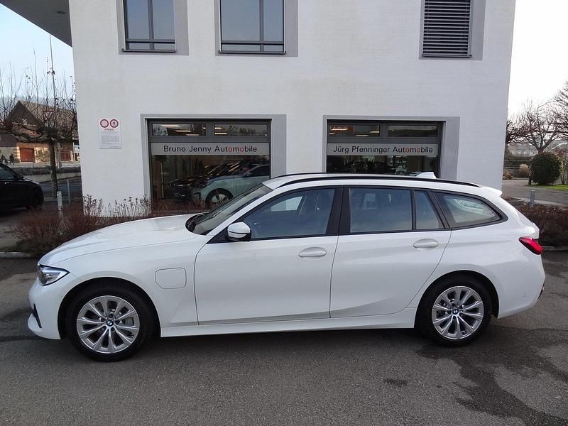 Gebraucht BMW 330e Advantage 292 PS (214 kW) 2021 Kombi
