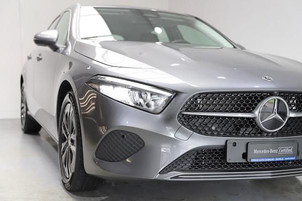 Gebraucht Mercedes A180 136 PS (100 kW) 2024 Rot Limousine