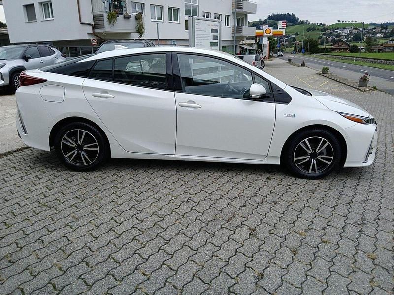 Gebraucht Toyota Prius Premium 122 PS (89 kW) 2017 Weiss Kleinwagen