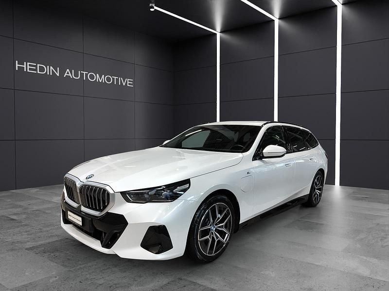 Weiss Gebraucht 2025 BMW 530e Comfort Edition Kombi | CHF 59’750 - Bild 1/4