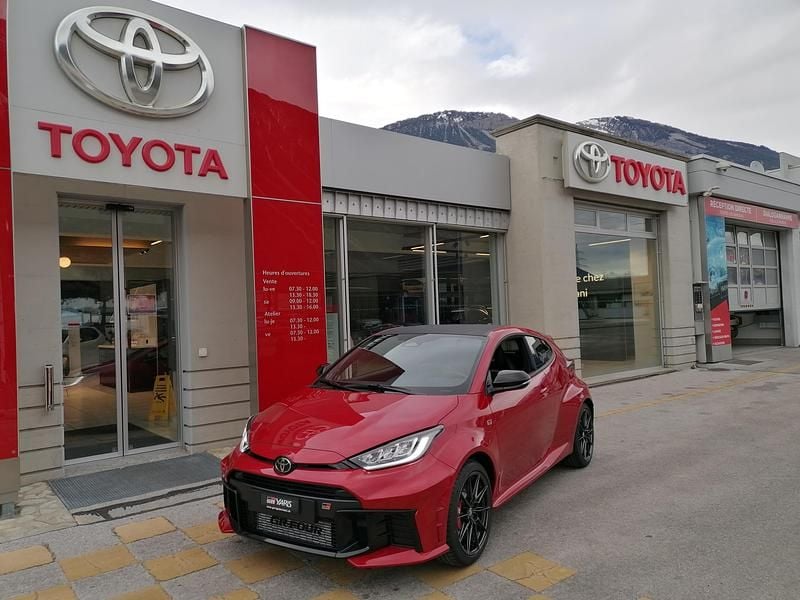 Rot Neu 2025 Toyota Yaris Sport Limousine | CHF 44’780 (Superpreis) - Bild 1/4