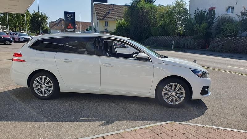 Gebraucht Peugeot 308 SW Allure 130 PS (95 kW) 2020 Weiss Kombi