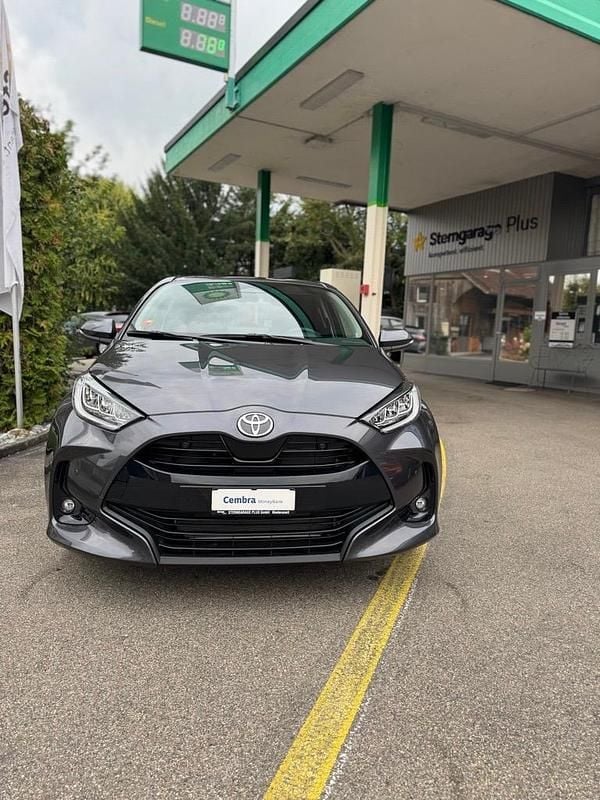 Grau Neu 2025 Toyota Yaris Hybrid Trend Limousine | CHF 27’900 (Fairer Preis) - Bild 1/4