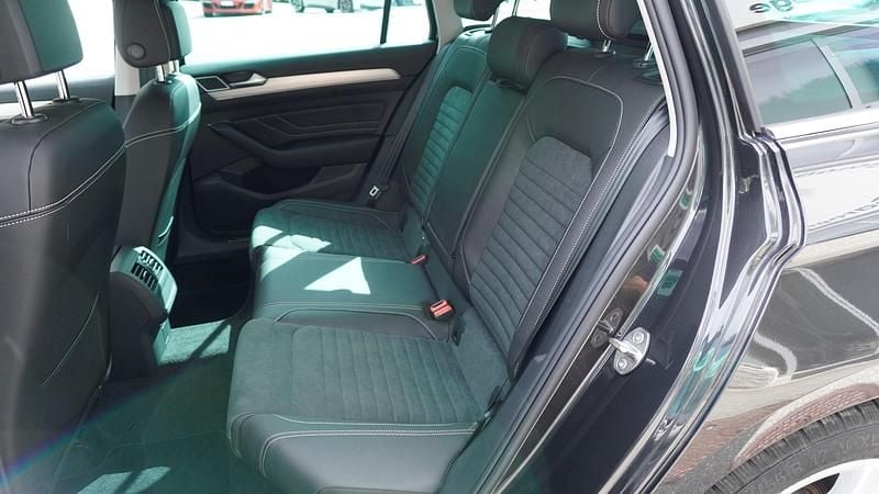 Gebraucht VW Passat Elegance 200 PS (147 kW) 2022 Grau Kombi