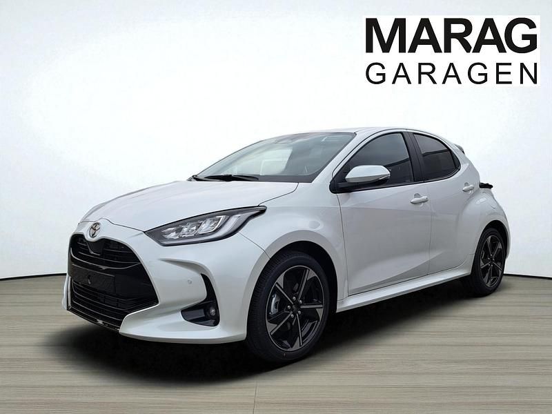 Weiss Neu 2025 Toyota Yaris Hybrid Premium Limousine | CHF 30’740 (Fairer Preis) - Bild 1/4