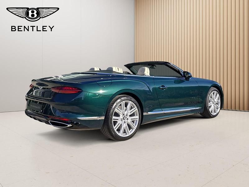 Neu Bentley Continental 680 PS (500 kW) 2025 Grün Cabrio
