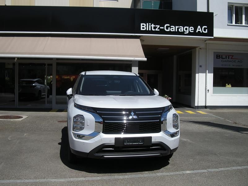 Neu Mitsubishi Outlander P-HEV Invite 306 PS (225 kW) 2025