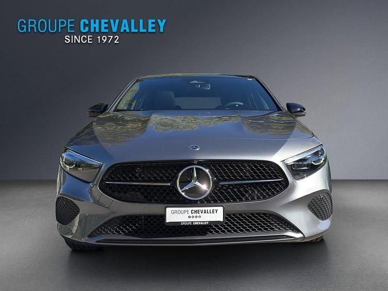 Neu Mercedes A200 Night 163 PS (119 kW) 2025 Grau Limousine