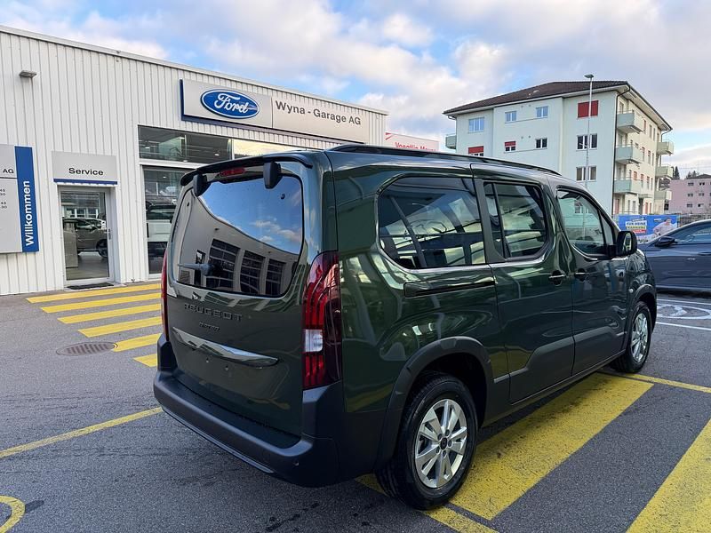 Neu Peugeot Rifter Allure 130 PS (95 kW) 2025 Grün Van / Kleinbus