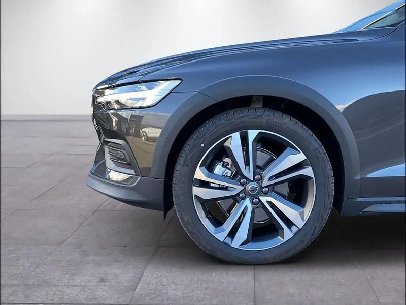 Gebraucht Volvo V60 CC Plus 211 PS (155 kW) 2025 Silber Kombi