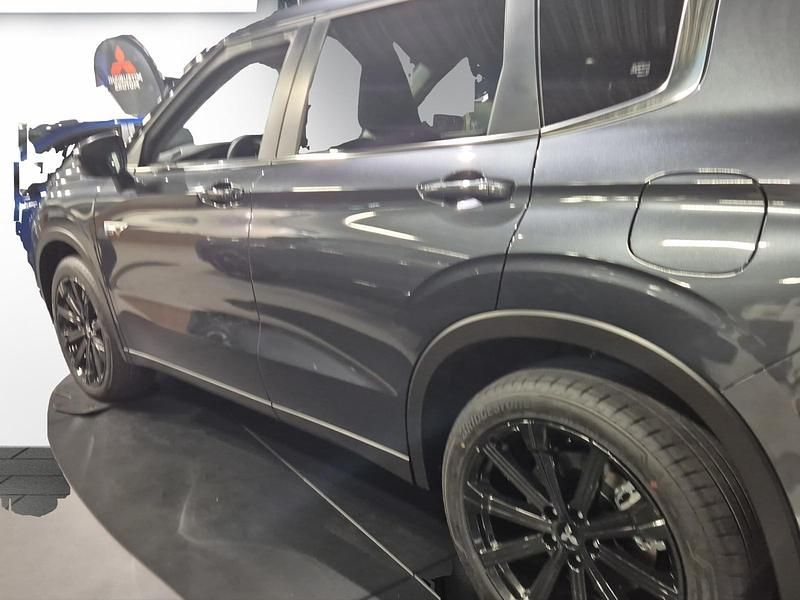 Neu Mitsubishi Outlander P-HEV Invite 306 PS (225 kW) 2025 SUV