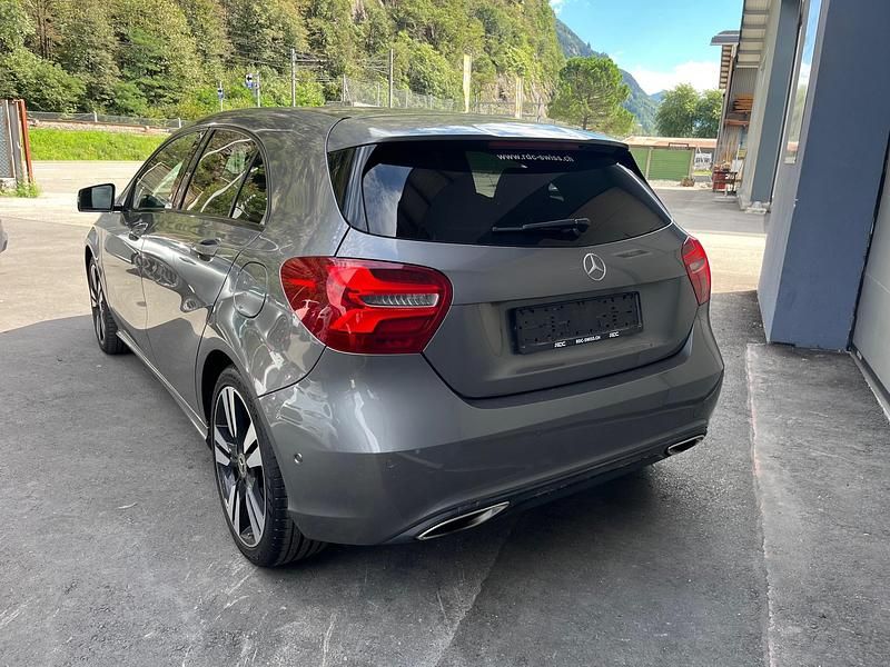 Gebraucht Mercedes A180 AMG line 122 PS (89 kW) 2017