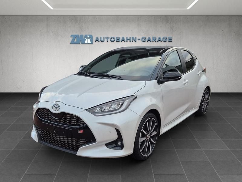Weiss Neu 2025 Toyota Yaris Hybrid Sport Limousine | CHF 32’530 (Fairer Preis) - Bild 1/4