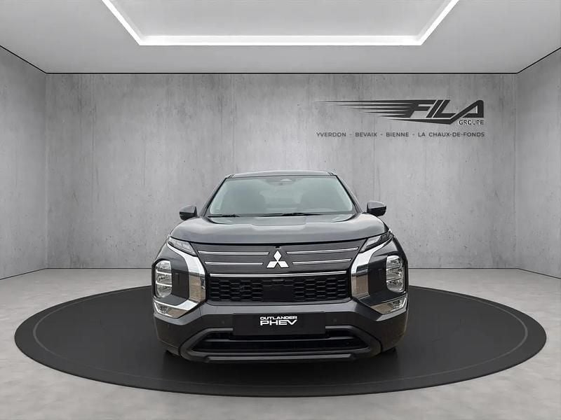 Neu Mitsubishi Outlander P-HEV Invite 306 PS (225 kW) 2025 Gray