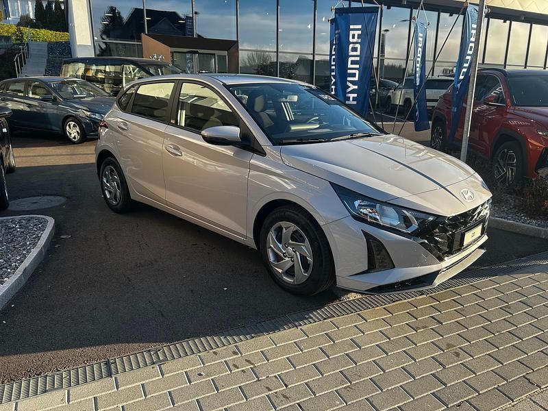 Neu Hyundai i20 100 PS (73 kW) 2025 Grau Limousine