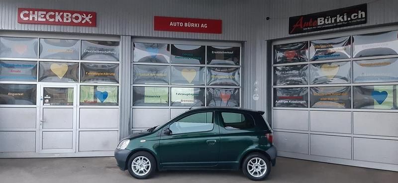 Grün Gebraucht 2002 Toyota Yaris Luna Limousine | CHF 3’900 (Teuer) - Bild 1/4