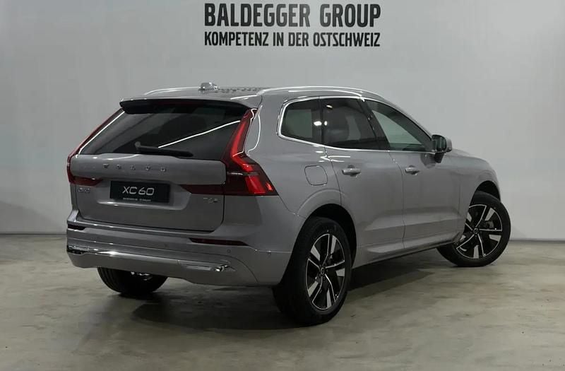 Neu Volvo XC60 Plus 350 PS (257 kW) 2025 Silber SUV