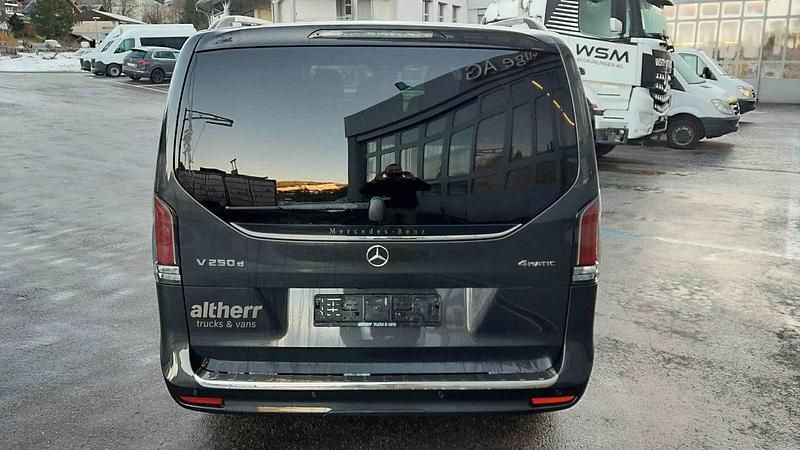 Gebraucht Mercedes V250 Style 190 PS (139 kW) 2024 Grau Van / Kleinbus