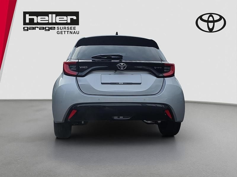 Neu Toyota Yaris Hybrid Premium 131 PS (96 kW) 2025 Silber Limousine