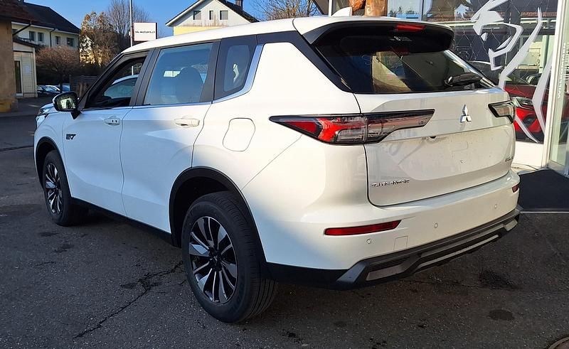 Neu Mitsubishi Outlander P-HEV Inform 306 PS (225 kW) 2026 Weiss Kombi