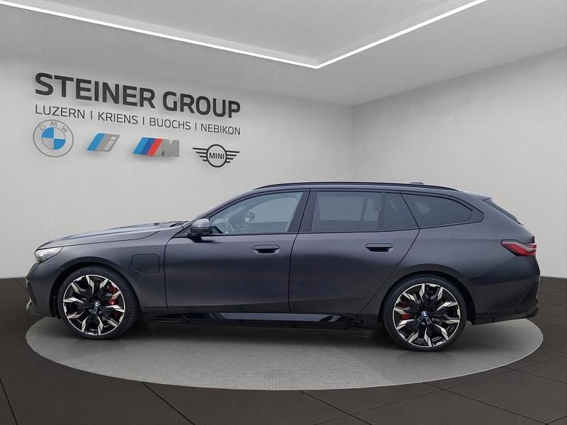 Neu BMW 550e M Sport 489 PS (359 kW) 2025 Grau Kombi