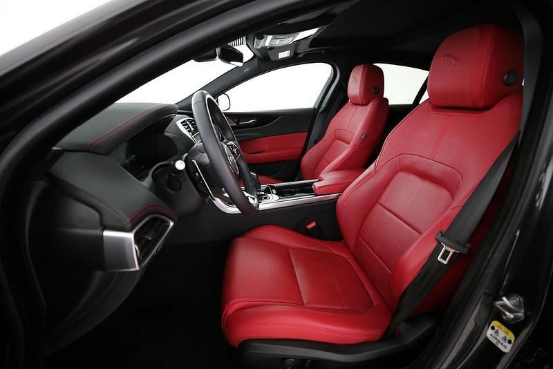 Gebraucht Jaguar XE 300 PS (220 kW) 2024 Grau Limousine