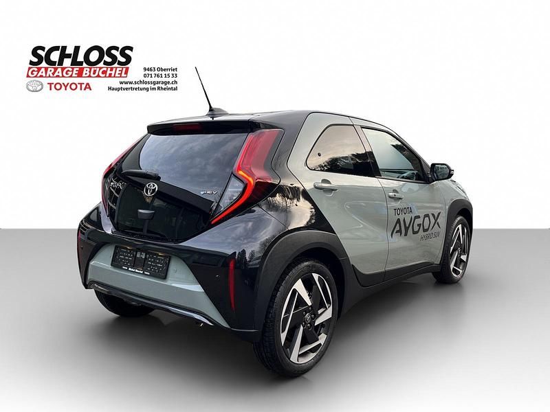 Neu Toyota Aygo X Style 116 PS (85 kW) 2025 Grün SUV