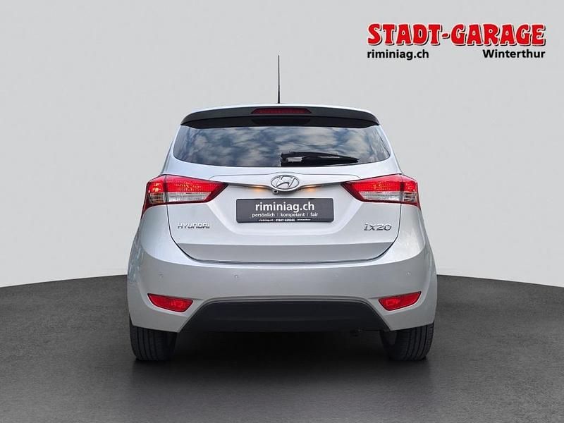 Gebraucht Hyundai ix20 125 PS (91 kW) 2015 Silber Kleinwagen