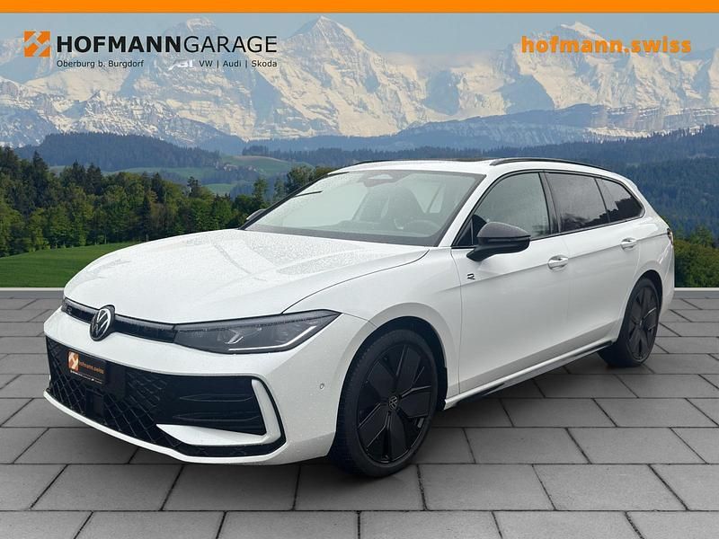 Weiss Gebraucht 2024 VW Passat R-line Kombi | CHF 51’944 - Bild 1/4