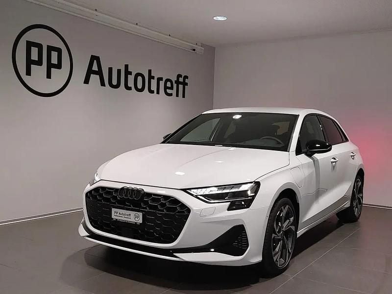 Neu Audi A3 Sportback e-tron Advanced 204 PS (150 kW) 2025 Weiss Kleinwagen
