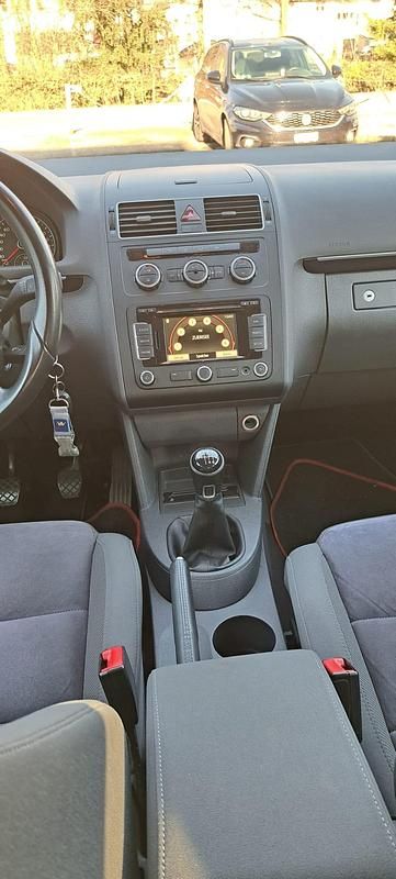 Gebraucht VW Touran Comfortline 140 PS (102 kW) 2013 Van / Kleinbus