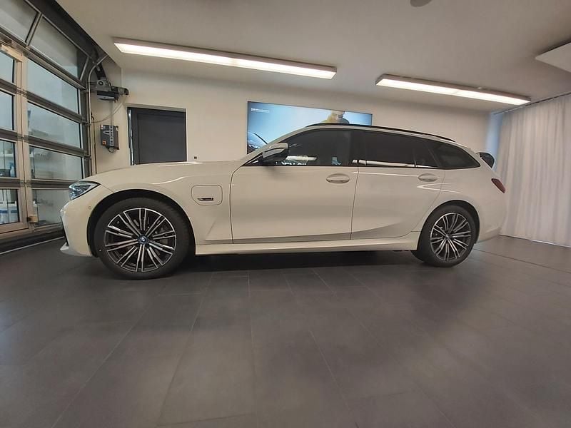Gebraucht BMW 330e M Sport 183 PS (134 kW) 2021 Weiss Kombi