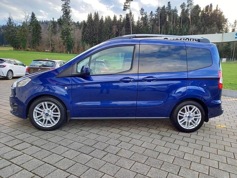 Gebraucht Ford Tourneo Courier Titanium 100 PS (73 kW) 2018 Van / Kleinbus
