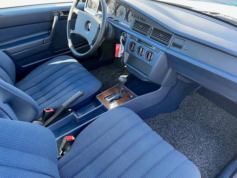 Gebraucht Mercedes 190 122 PS (89 kW) 1985 Limousine