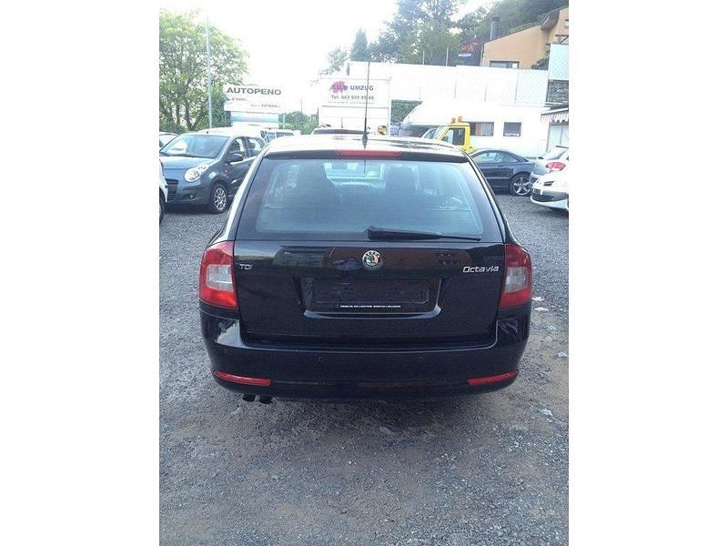 Gebraucht Skoda Octavia Ambiente 140 PS (102 kW) 2011 Kombi