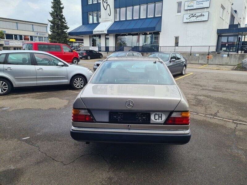 Gebraucht Mercedes 230 132 PS (97 kW) 1990