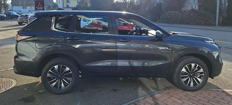 Neu Mitsubishi Outlander P-HEV Inform 306 PS (225 kW) 2026 Grau Kombi