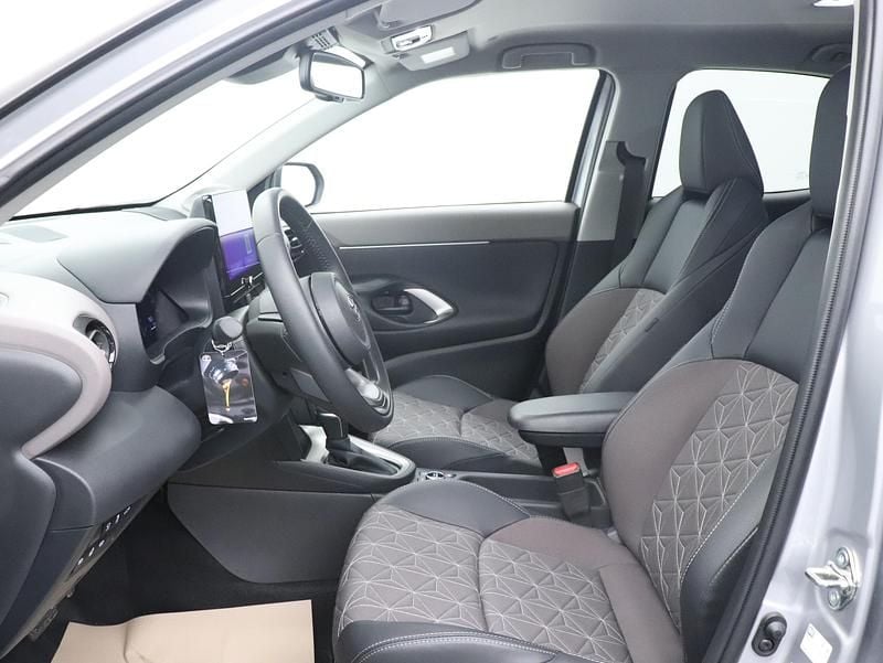 Gebraucht Toyota Yaris Cross Premium 131 PS (96 kW) 2024 Grau SUV