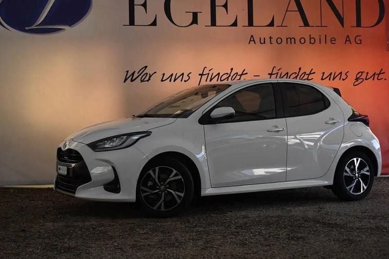 Weiss Neu 2025 Toyota Yaris Hybrid Comfort | CHF 24’150 (Guter Preis) - Bild 1/4