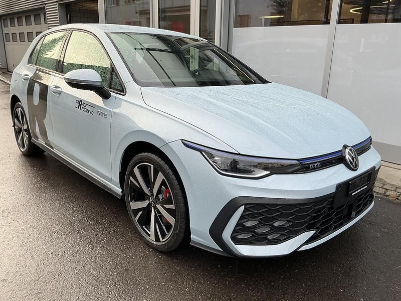 Neu VW Golf VIII GTE 272 PS (200 kW) 2025 Blau Limousine