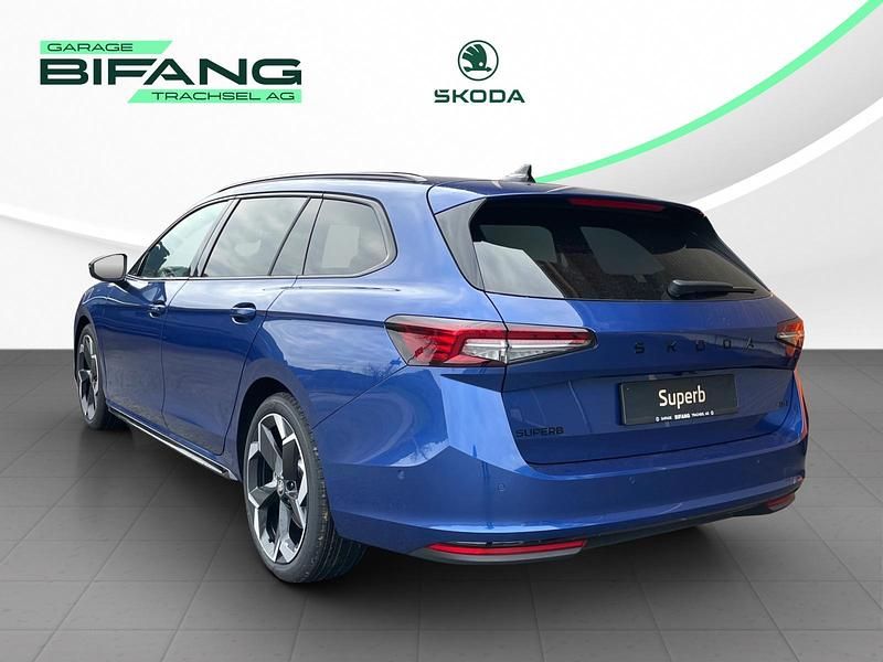 Neu Skoda Superb SportLine 266 PS (195 kW) 2025 Blau Kombi