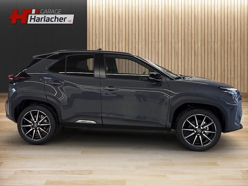 Neu Toyota Yaris Cross Sport 131 PS (96 kW) 2025 Grau SUV