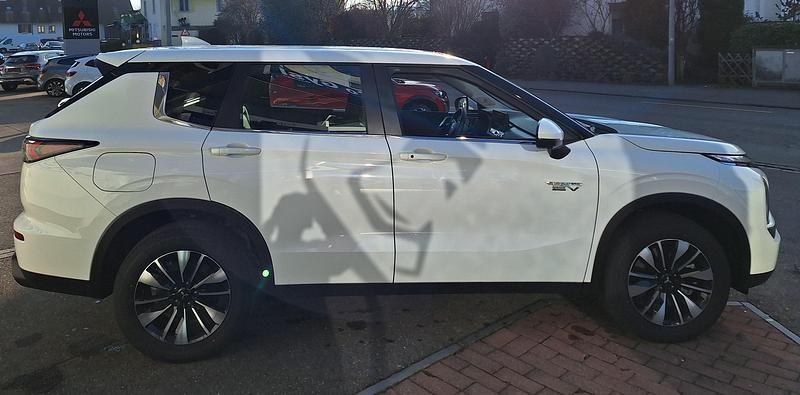 Neu Mitsubishi Outlander P-HEV Inform 306 PS (225 kW) 2026 Weiss Kombi