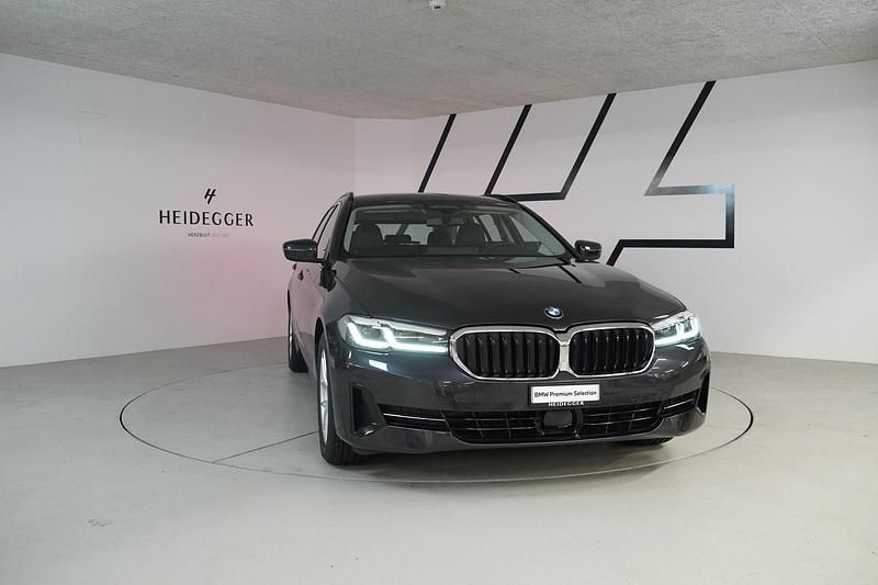 Gebraucht BMW 520 Comfort Edition 201 PS (147 kW) 2023 Grau Kombi