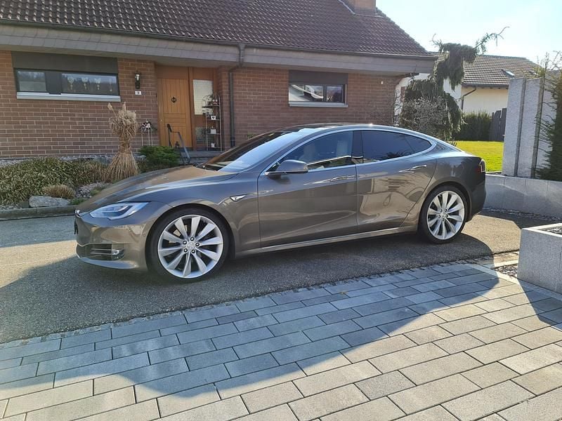 Gebraucht 2016 Tesla Model S Kleinwagen | CHF 21’900 (Teuer) - Bild 1/4