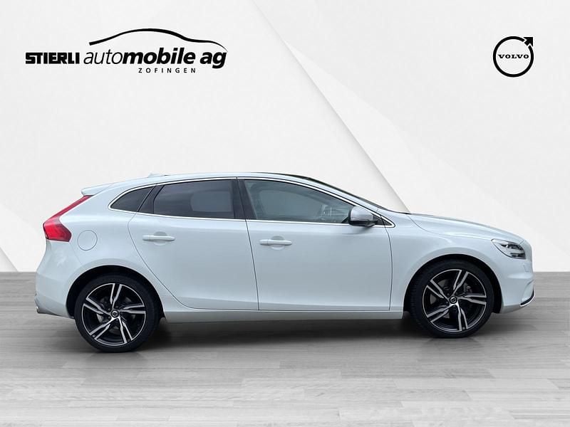 Gebraucht Volvo V40 Dynamic 122 PS (89 kW) 2018 Weiss Kombi