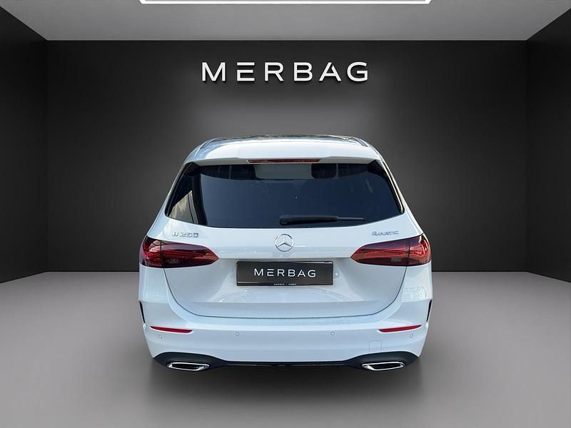 Gebraucht Mercedes B250e 224 PS (164 kW) 2024 Weiss Van / Kleinbus