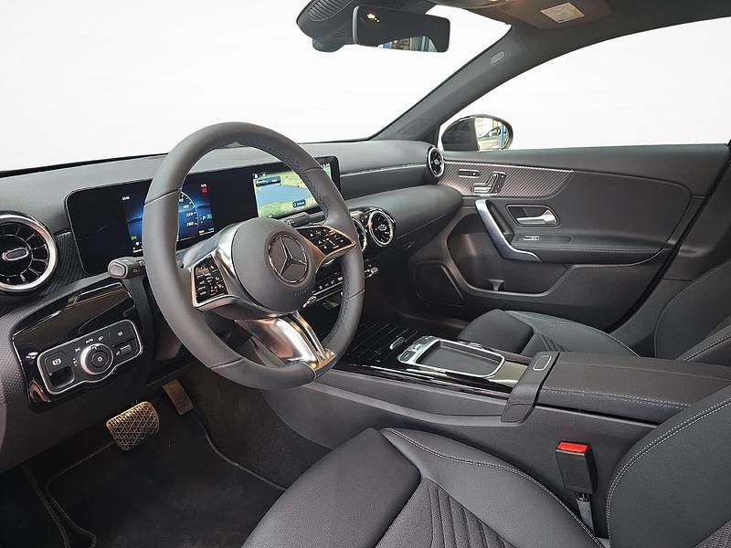 Gebraucht Mercedes A200 Night 177 PS (130 kW) 2025 Schwarz Limousine
