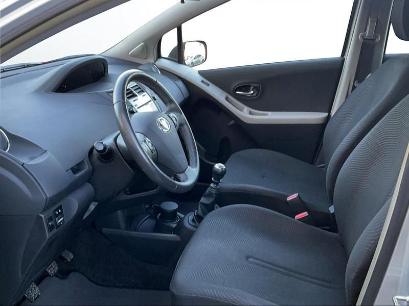 Gebraucht Toyota Yaris Sol 100 PS (73 kW) 2010 Silber Limousine