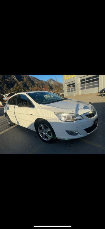 Gebraucht Opel Astra Edition 180 PS (132 kW) 2012